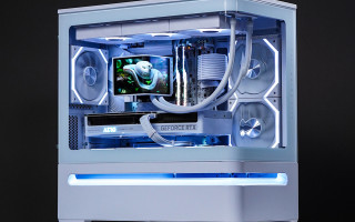 White Flagship Build | Intel Core Ultra 9-285K × RTX 5080 — Performa Ganas, Tampilan Premium